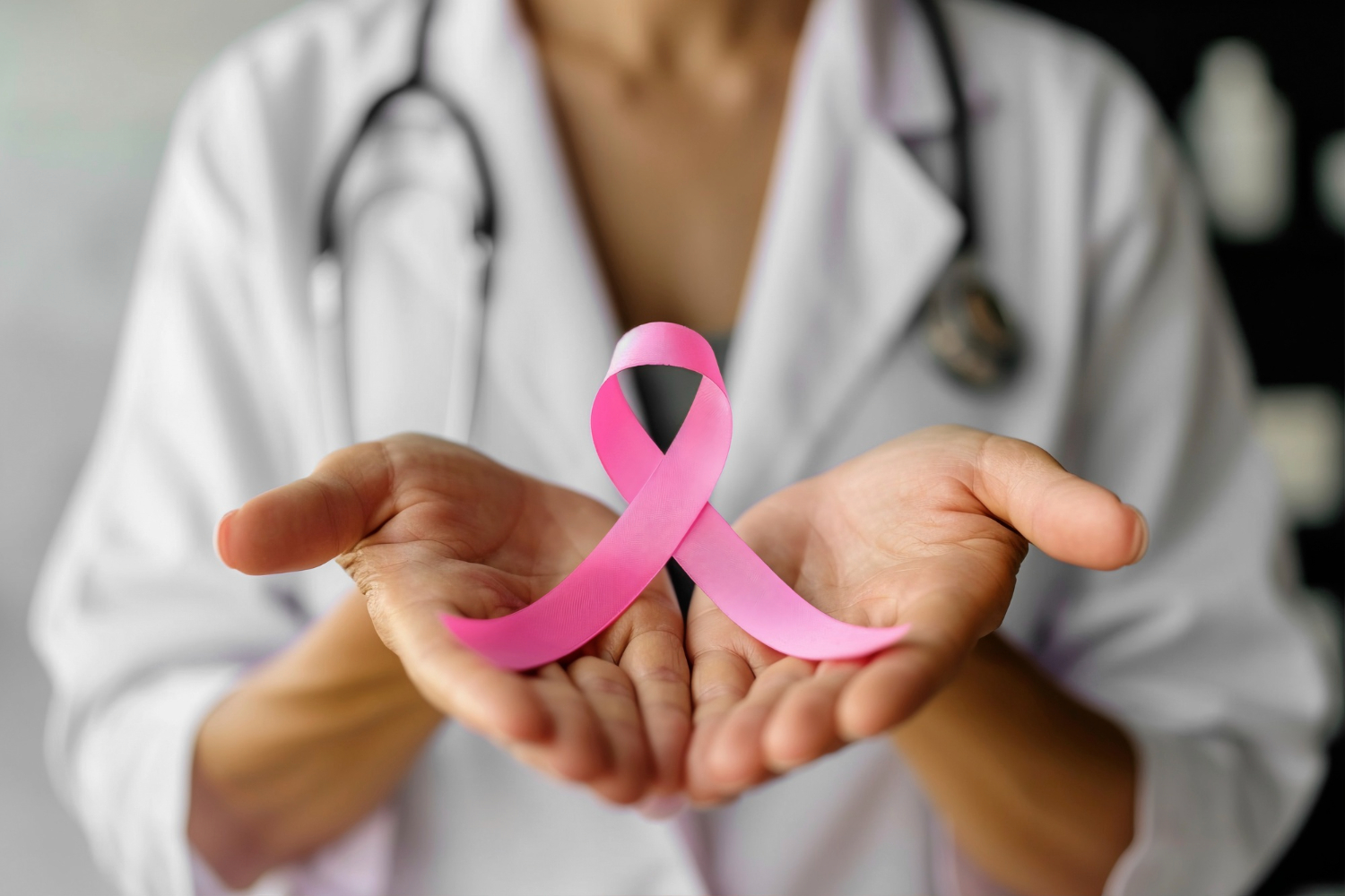 Mammografia Esperia: medico con nastro rosa per la prevenzione senologica